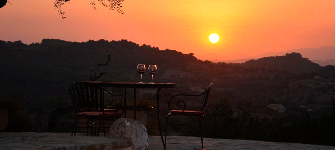 Die Aussicht bei Sonnenuntergang während einer Weintour auf Mallorca.