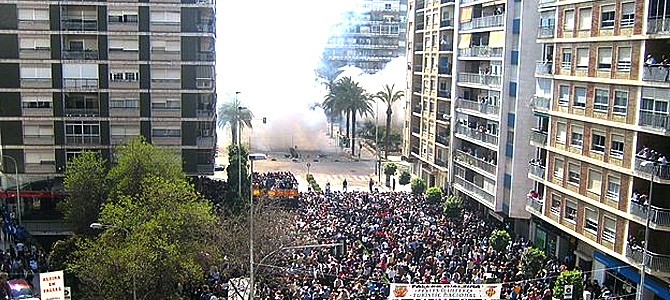 Mascletà bei den Fallas in Alzira